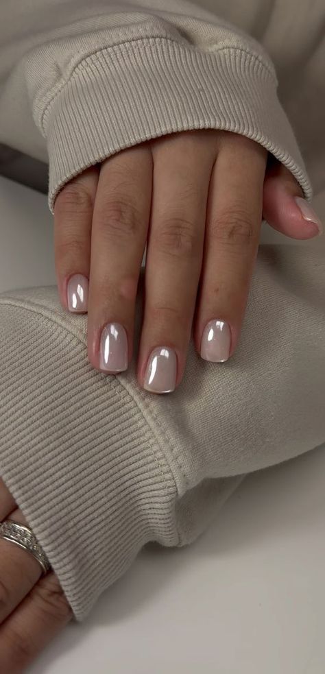 Reflective Glazed Donut Short Nails, chrome nails, chrome short nails, glazed donut nails Short Classy Nails, Bieber Nails, Gel French Manicure, Pink Chrome Nails, Chrome Nail Art, Glazed Donut, Gel Set, Manicure Gel, Chrome Nail