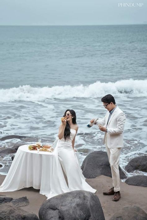 Korean Beach Wedding, Winter Prenup Photoshoot, Beach Prenup Ideas Outfits, Beach Prenup Photoshoot Ideas, Couple Outfits Korean, Beach Prewedding, Prenup Photoshoot Ideas, Beach Wedding Photoshoot, Photo Prewedding