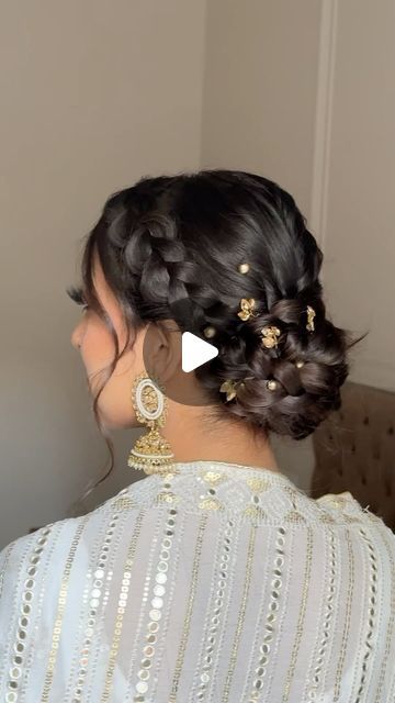 Navari Hairstyles Bun, Hairstyles For Sari Look, Front Braid Bun Hairstyles, Hair Accessories Indian Wedding, Saree Bun Look, Hair Styles With Saree Open, Simple Bridal Bun Hairstyles, Hairstyles For Wedding Open Hair, Hairstyle For Sari Look