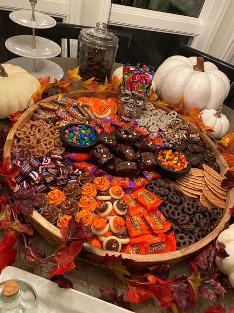 Halloween Treats Charcuterie Board, Halloween Movie Snack Board, Halloween Sleepover Snack Ideas, Movie Night Snacks Halloween, Spooky Night With Friends Food, Halloween Theme Night, Halloween Board Night, Halloween Food Charcuterie Board, Halloween Treat Charcuterie Board