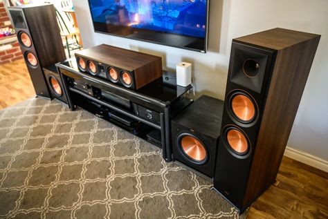 The cost of the standard RP-8000F is about $600 each, but the Piano Black finish of our review pair brings that pricing up to $750 each. #SpeakersHunter #Klipsch #KlipschRP8000F #KlipschReview #BestKlipschSpeakers Bookshelf Speakers Setup, Klipsch Heritage, Klipsch Home Theater, Krk Speakers, Living Room Decor Tv, Jbl Home Theater System, Audiophile Room, Home Theater Surround Sound, Klipsch Speakers