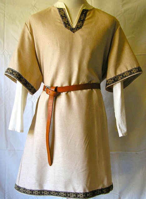 Medieval Tunic - www.etsy.com/shop/Tunics | Flickr - Photo Sharing! Medieval Fantasy Clothing, Medieval Tunic, Costume Viking, Viking Garb, Medieval Garb, Viking Dress, Medieval Clothes, Viking Costume, Viking Clothing