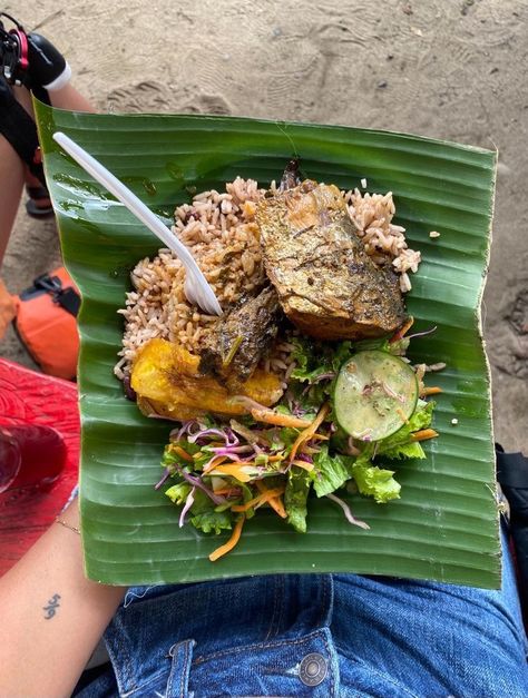 Cultural Food Around The Worlds, Costa Rica Aesthetic, Costa Rica Food, Fish Aesthetic, Costa Rican Food, San Jose Costa Rica, Leaf Plate, Plate Lunch, Aesthetic Vacation