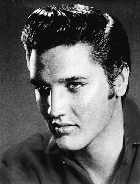 Elvis Presley Portrait, Elvis Tattoo, Elvis Presley Family, Elvis Photos, Young Elvis, Presley Family, Elvis Presley Pictures, Portrait Drawings, Elvis Presley Photos