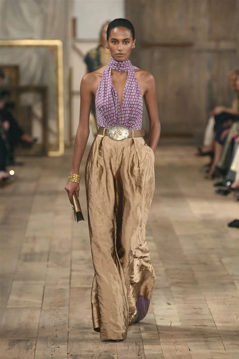 Ralph Lauren Fashion Show, Haute Couture Style, Silk Halter Top, Look Boho Chic, Mode Hippie, Looks Country, Ralph Lauren Style, Looks Chic, Mode Inspo