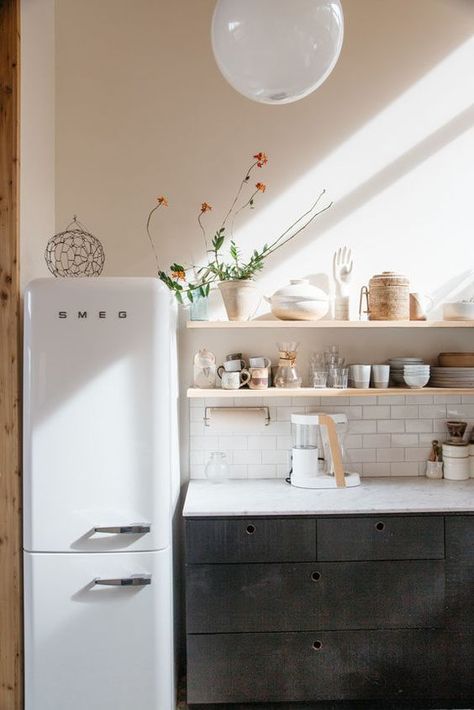 5 Tips To Choosing A New Refrigerator Cheap Kitchen Remodel, Interior Simple, Decor Studio, Surf Shack, Simple Interior, Kitchen Tiles Backsplash, Trendy Kitchen, Retro Home Decor, Style At Home