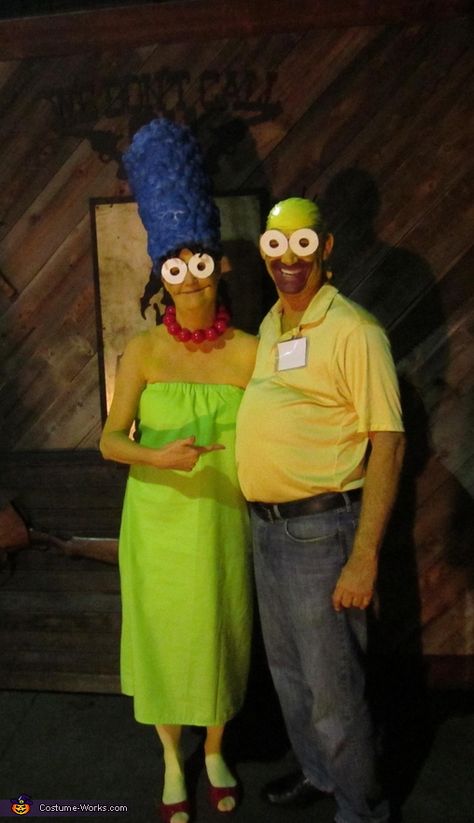 Marge & Homer - DIY Couple's Halloween Costume Duo Costumes Couples, Dynamic Duo Costumes Couples, Homemade Couples Costumes, Dynamic Duo Costumes, Halloween Costumes Inspiration, Native American Halloween Costume, Easy Couple Halloween Costumes, Couples Costumes Creative, Creative Halloween Costumes Diy