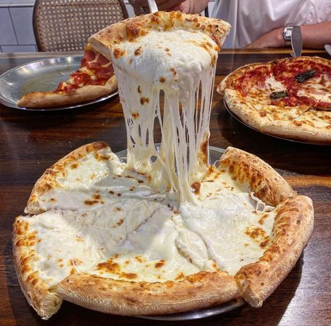 Food Cravings Cheese, Cheesy Foods Aesthetic, White Pizza Aesthetic, Super Cheesy Pizza, Cheese Pizza Aesthetic, Cheese Aesthetic, Cheesy Food, Foodporn Aesthetic, Odyssey Art