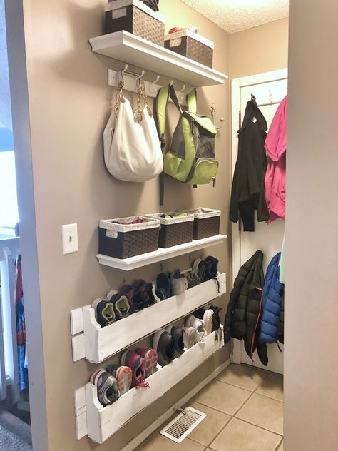 Wall Shoe Storage, Wall Mounted Shoe Storage, Houses Kitchen, Diy Shoe Storage, Mudroom Laundry Room, Home Office Inspiration, 아파트 인테리어, Home Office Setup, Updating House