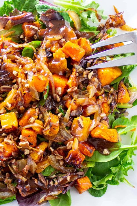 Beautiful, delicious and satisfying as a vegetarian main or side, butternut squash salad with caramelized onions, toasted pecans and warm cinnamon dressing will get rave reviews at your next holiday or dinner event. Cinnamon Dressing, Spiralized Butternut Squash, Rosh Hashanah Menu, Butternut Squash Cinnamon, Paleo Salad, Butternut Squash Salad, Spinach Curry, Squash Salad, Dinner Event