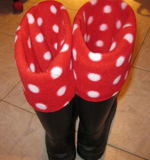 fleece boot liners - Nagle Diy Boot Liners, Diy Clothes No Sewing, Sewing Leggings, Diy Christmas Outfit, Black Rubber Boots, Fleece Sewing Projects, Fleece Crafts, Crafty Decor, Fleece Boots