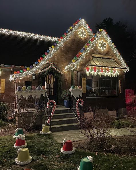 Real Life Gingerbread House, Outdoor Christmas Decorations Yard, Gingerbread Party, Gingerbread Christmas Decor, Christmas Houses, Gingerbread House Decorations, Clay Christmas, Xmas Deco, Christmas Gingerbread House