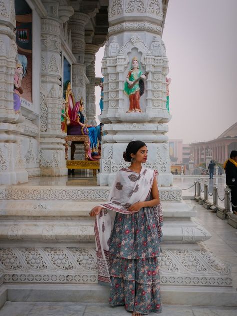 Temple Visit Outfit Indian, Prem Mandir Vrindavan Photography, Temple Photoshoot Photo Ideas, Temple Poses Photo Ideas Indian, Poses In Mandir, Poses In Temple Indian, Mandir Outfit Women, Vrindavan Dress For Women, Mandir Photoshoot