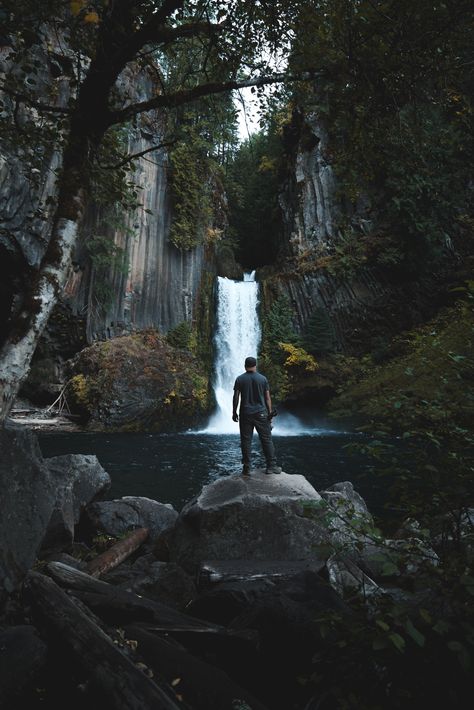 Waterfall Photoshoot Men, Trekking Photography Poses Men, Trek Poses, Waterfall Shoot, Trekking Photography, Jungle Photography, Waterfall Photo, Hiking Photography, Mens Photoshoot Poses