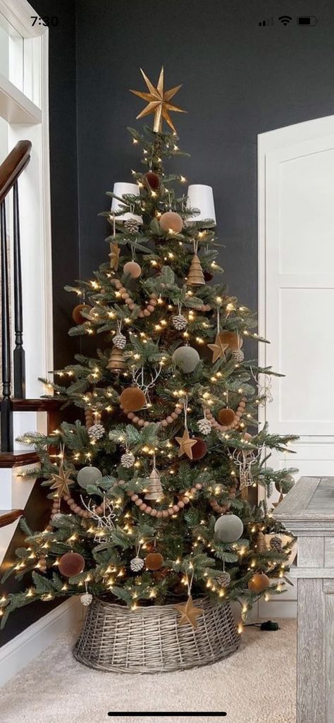 Christmas Tree Inspo, Christmas Tree Decorating Themes, Neutral Christmas Decor, Christmas Tree Inspiration, Christmas Themes Decorations, Natural Christmas, Christmas Tree Themes, Modern Christmas, Christmas Aesthetic