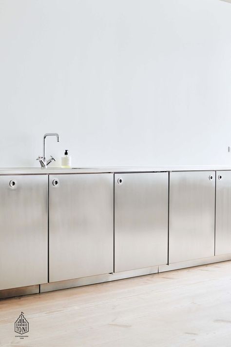 chrome fixture Stainless Steel Kitchen Cabinets, Nyc Loft, Loft Kitchen, Chrome Kitchen, Bespoke Kitchen, Aluminum Extrusion, Metal Kitchen, Chrome Handles, Bespoke Kitchens