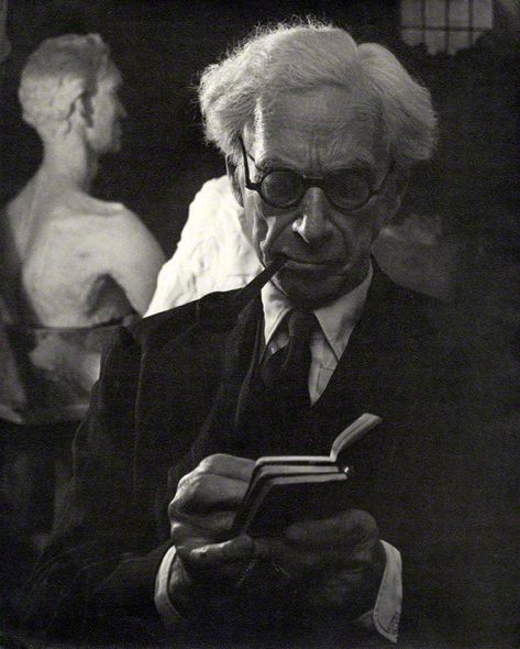 Bertrand Russell  Photo by Ida Kar Artist Film, Bertrand Russell, Historia Universal, Writers And Poets, King Art, Writers Write, Book Writer, Famous Authors, Poses References