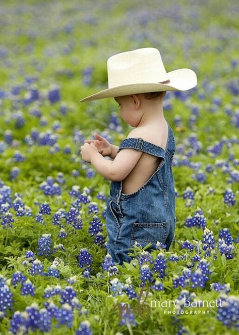 A Field Of Flowers, Country Kids, Little Cowboy, Field Of Flowers, Foto Baby, Jolie Photo, Blue Bonnets, Cowboy Hat, Little People