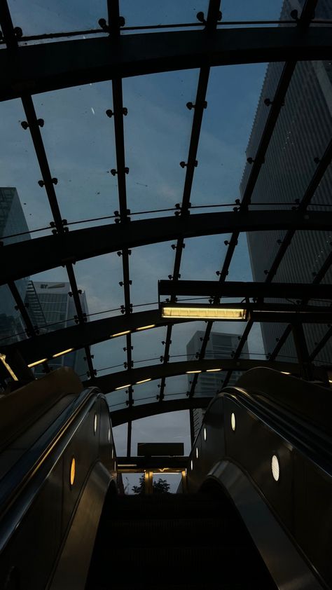 Rainy Airport Aesthetic, Dark Airport Aesthetic, Dark Travel Aesthetic, Night Airport Aesthetic, Airport Aesthetic Night, Sunset London, Dark Rain, Old Nyc, Influencer Aesthetic