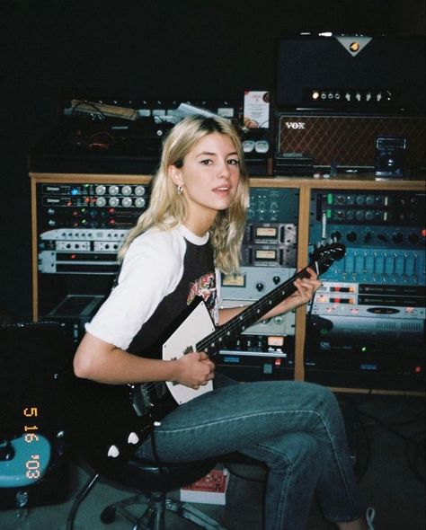 Guitarist Photography, Diana Silvers, Music Photoshoot, Lauren Asher, Rock Aesthetic, Rockstar Aesthetic, Guitar Girl, Maggie Lindemann, Taylor Momsen