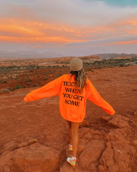 Desert Hiking Outfit, Arizona Hiking Outfit, Moab Camping, Utah Outfits, Utah Summer, Utah Arches, Hiking Photos, Desert Aesthetic, Arizona Vacation