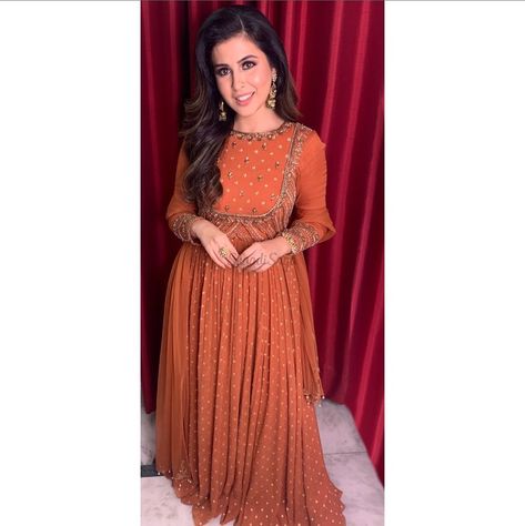 Orange Anarkali, Chiffon Anarkali, Anarkali Designs, Anarkali With Dupatta, Chiffon Embroidery, Delhi Wedding, Embroidered Anarkali, Orange Chiffon, Trendy Dress Outfits