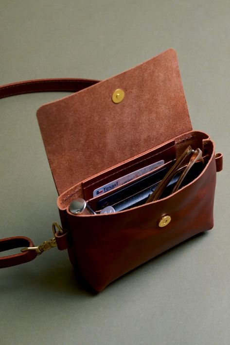 Leather Cross Bag, Leather Crossbody Bag For Women, Cross Body Leather Bag, Diy Leather Crossbody Bag, Leather Ideas Handmade, Leather Products Ideas, Leather Purse Strap, Sunglasses Fit, Leather Phone Bag