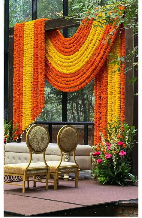 Genda Phool Decor, Marigold Decor, Marigold Wedding, Haldi Decoration Ideas, Haldi Ceremony Decorations, Small Wedding Decor, Mehendi Decor Ideas, Haldi Decor, Wedding Decor Photos