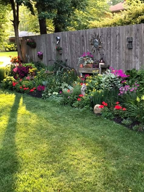 Perennial Backyard Garden, Side Yard Privacy Fence, Chair In Garden Ideas, Backyard Flower Garden Ideas, Backyard Fence Decor, Outdoor Gardens Landscaping, Tattoo Plant, Cottage Garden Design, Backyard Landscape