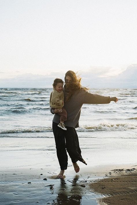 Winter Beach Family Photoshoot, Winter Beach Photoshoot Family, Winter Beach Photoshoot, Strand Shoot, River Photoshoot, Beach Photoshoot Family, Motherhood Photos, Mother Baby Photography, Beach Session