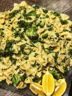 Trader Joes Lemon Basil Pasta Salad Copycat, Lemon Basil Pasta Salad, Lemon Pasta Salads, Lemon Pesto Pasta, Lemon Basil Pasta, Basil Pasta Salad, Broccoli Pasta Salads, Pasta Salad With Spinach, Feta Pasta Salad