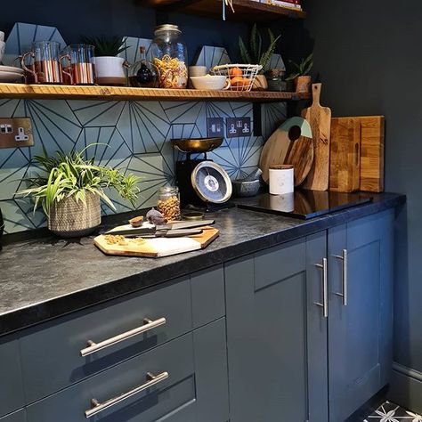 A practical utility room which is finished in the dark blue units with the black worktops and lilypad tiles. In the home of @homeonthegrove on Insta. Black Worktop Kitchen Cabinet Colors, Kitchen With Black Worktop, Kitchens With Black Worktops, Kitchen With Dark Worktop, Blue Black Kitchen, Kitchen Dark Worktop, Blue Kitchen Black Countertop, Blue Kitchen Black Worktop, Dark Worktop Kitchen