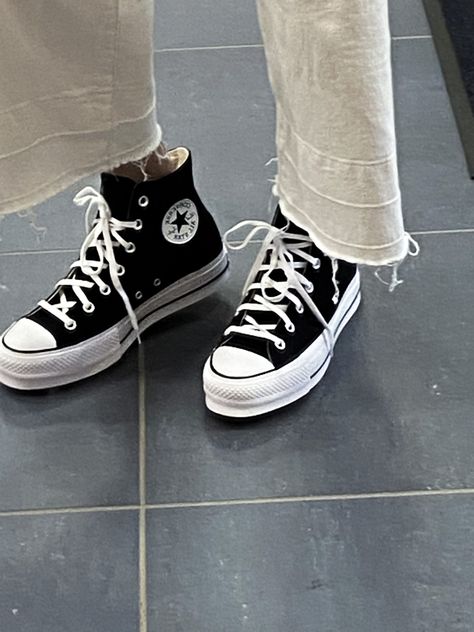 black platform converse Tennis Shoes Outfit Work, Platform Tennis Shoes, Cute Converse, Jeezy, Tennis Shoes Outfit, Dr Shoes, Platform Converse, Fresh Shoes, Hype Shoes