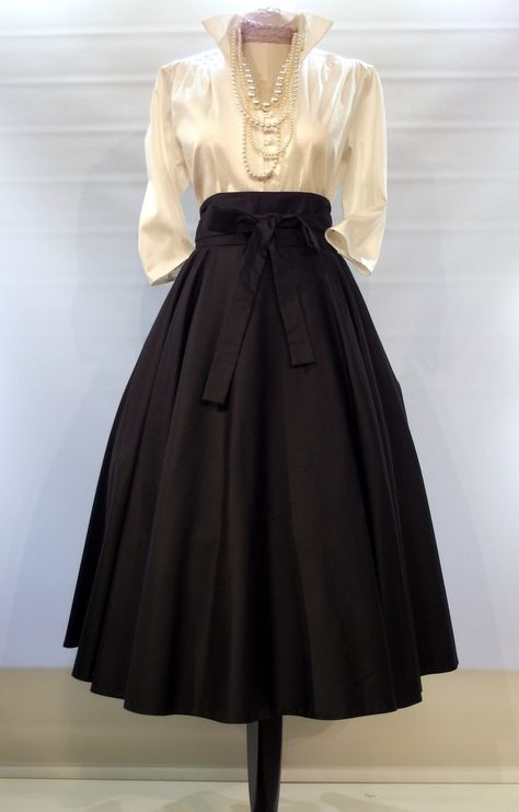 BACALL BLOUSE WITH CIRCLE SKIRT Vintage Dress Outfit, Black Skirt Outfits, Bridesmaid Skirts, Classy Skirts, Casual Chic Outfits, Black Dresses Classy, Mob Dresses, Stylish Party Dresses, Full Circle Skirts