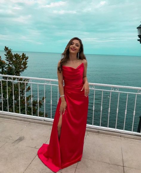 Formal Dress Instagram Pictures, Solo Prom Poses Aesthetic, Prom Photo Inspo Solo, Prom Girl Photosession, Prom Besties Photo Ideas, Prom Poses, Make Your Own Dress, Red Evening Dress, Custom Size Dresses