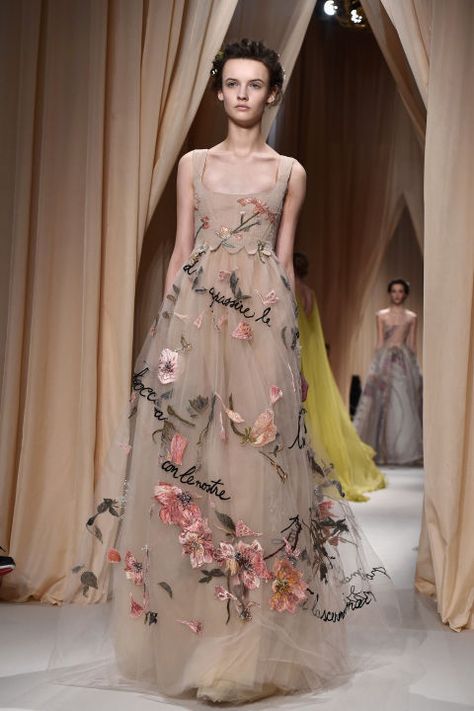 Valentino Spring Haute Couture 2015. I like everything but the script embroidery. Valentino Runway, Couture 2015, Valentino Haute Couture, Valentino Fashion, Collection Couture, Valentino Couture, Valentino Dress, Paris Mode, Naeem Khan