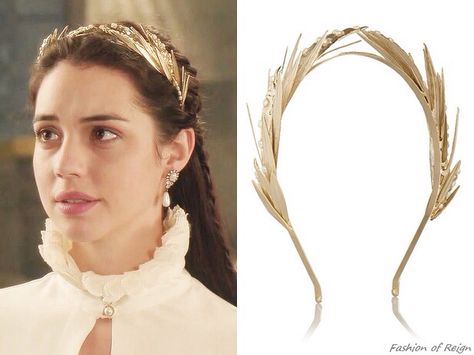 In the episode 2x07 ("The Prince of the Blood") Queen Mary wears this Rosantica Apache Gold-Dipped Pearl Headband Reign Season 2, Reign Tv Show, Reign Fashion, Reign Dresses, Worn On Tv, Jennifer Behr, Queen Mary, Clothes Style, Head Accessories