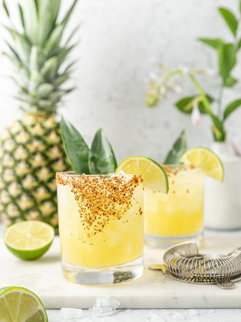 Pineapple Margarita Recipe, Pineapple Margarita, Cocktail Mixer, Pineapple Drinks, Watermelon Margarita, Margarita Mix, Gin Fizz, Summer Cocktail Recipes, Cocktail Drinks Recipes