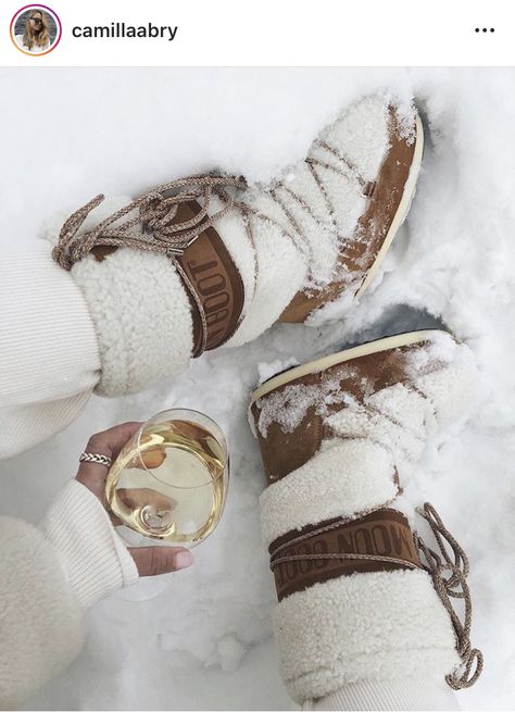 Christmas Snow Outfit, Moonboots Outfits, Aspen Aesthetic, Snow Glasses, Snow Boots Outfit, Ski Trip Outfit, Winter Shoes Boots, Ski Aesthetic, Ski Bunnies