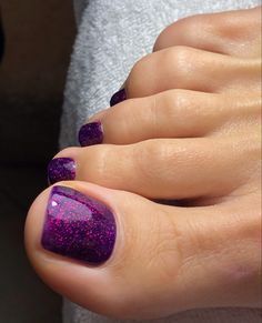 Pedicure Purple Toenails, Purple Toes Nails, Burgundy Toe Nails Designs, Purple Toes Toenails, Dark Purple Toe Nails, Mani Pedi Colors, Purple Toe Nail Designs, Purple Pedicure Ideas, Purple Toenails