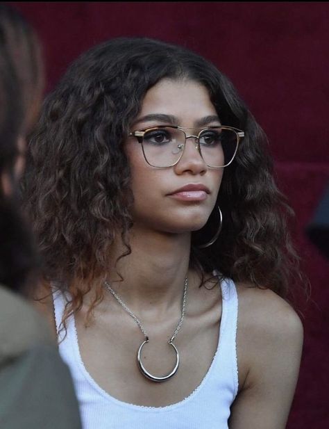 Zendaya Glasses, Zendaya Makeup Looks, Them Wallpaper, Zendaya Makeup, Cute Outfits To Wear, Glasses Outfit, James White, Women Glasses, Stylish Celebrities