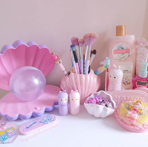 Kawaii Makeup Brushes, Mermaid Vanity, Juice For Skin, Mermaid Brush, Yellow Nail Art, Pink Kawaii, Nail Art Studio, Swag Makeup, Mermaid Dreams