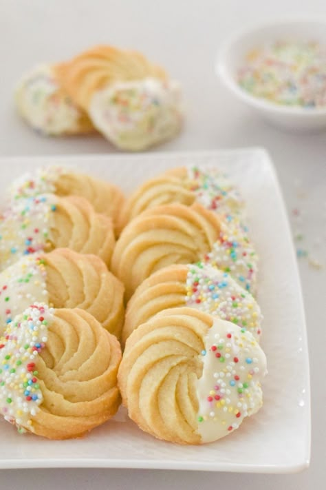 100 Cookies Recipe, Melting Moments Cookies, Danish Cookies, Cookie Recipes Decorating, Butter Cookies Easy, Coconut Biscuits, Butter Tea, Lemon Cookies Recipes, Cookie Crisp