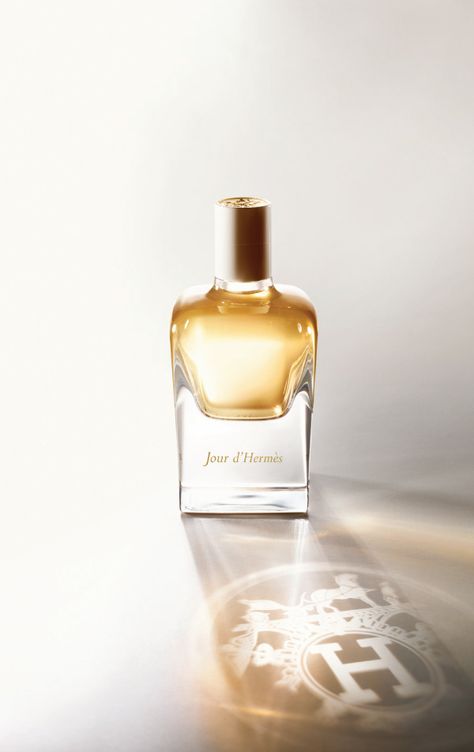 lovely light and shadow Hermes Fragrance, Perfume Recipes, Hermes Perfume, Perfume Photography, Perfume Ad, Cosmetics Photography, Perfume Design, Beauty Shots, Trik Fotografi