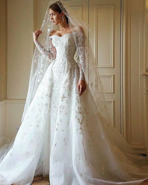 Wedding Friends Dress, Veils Bridal Lace, Amal Clooney Wedding Dress, Amal Clooney Wedding, Wedding Dresses Pretty, Long Veils Bridal, Bohemian Style Gown, Dresses Bride, Traditional Gowns