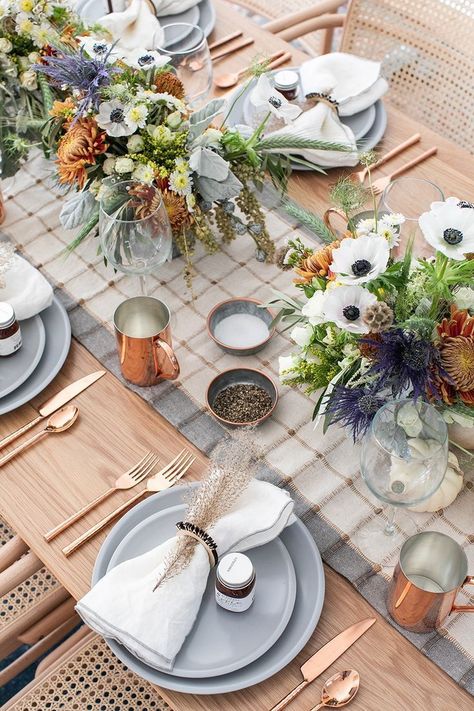 Ideas for setting your own rustic, modern Thanksgiving table setting with a charming touch of modern elements #homedecor #entertaining #tablescape #thanksgiving #rustic Thanksgiving Table Settings Rustic, Modern Thanksgiving Table Settings, Modern Thanksgiving Table, Thanksgiving Setting, Rosh Hashanah Table, Table Settings Tips, Thanksgiving Table Setting, Modern Thanksgiving, Unique Thanksgiving