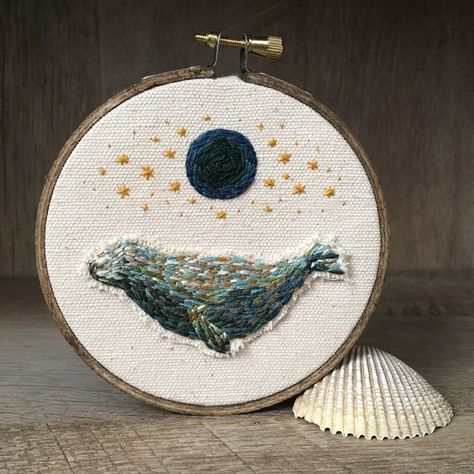 Art Moon, Thread & Yarn, Hand Embroidery Projects, Creative Embroidery, Modern Embroidery, Embroidery Hoop Art, Needle Art, Moon Stars, Embroidery Inspiration