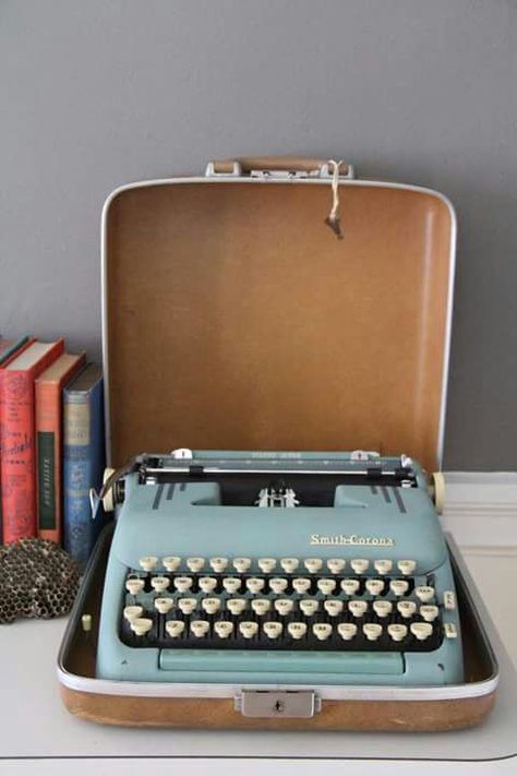 Blue Typewriter, Industrial Living Room Design, Industrial Living Room, Antique Typewriter, Industrial Living, Industrial Livingroom, Vintage Typewriters, Retro Home Decor, Scandinavian Home