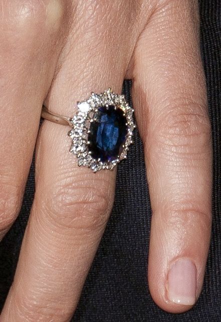 The Princess Diana Ring. my favourite engagement ring... this or nothing! lab made blue sapphire w/ diams. Kate Middleton Ring, Kate Middleton Engagement Ring, Princess Diana Ring, Diana Ring, Oval Sapphire Ring, Royal Engagement, Dream Engagement Rings, Princesa Diana, Royal Jewels