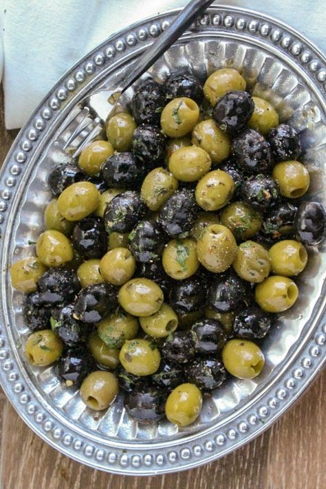 Salad Recipes For Party, Side Salads For Parties, Olives Appetizer, Garlic Snack, Appetizer Healthy, Inflammatory Recipes, Pasta Party, Marinated Olives, Olive Recipes